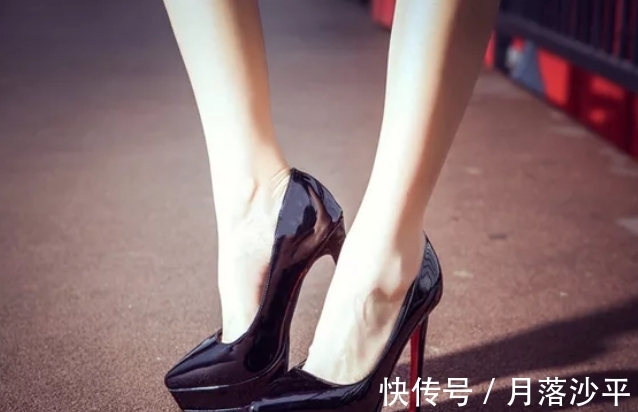 角度感|细跟鞋有种高级的质感，是一件必不可少的时尚单品！