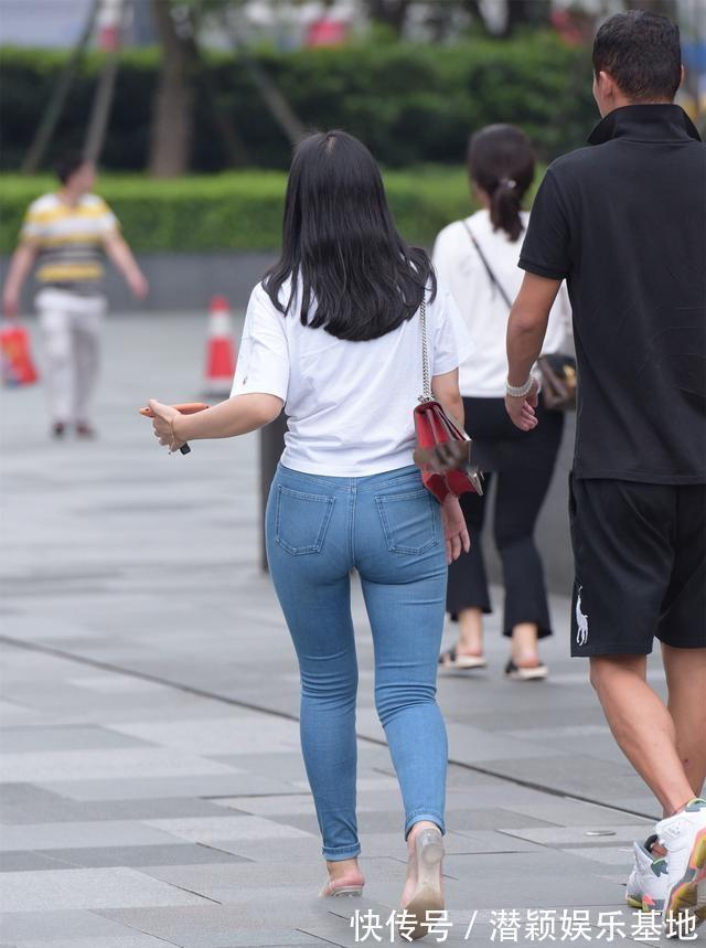 搭配|白色休闲短袖搭蓝色修身打底裤,造型时尚大方,是日常出行穿搭