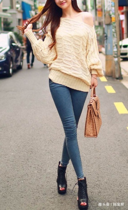 一字拖 破洞牛仔裤,搭配方块金属扣高跟鞋,显高显瘦,散发自信魅力