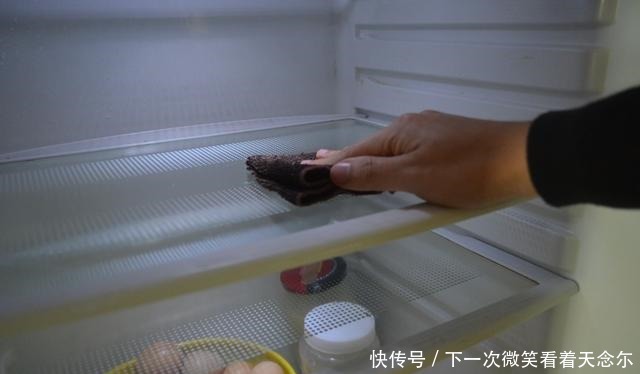 冰箱脏了不可用水擦，教你一个诀窍，冰箱污渍细菌全去除，真受用