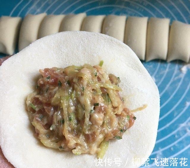 萝卜包子,皮薄馅大,暄软鲜香!