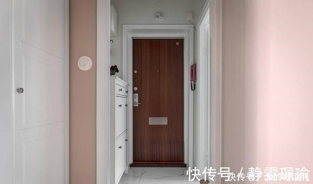 客厅|她坚持不买沙发沿墙打书柜桌，比飘窗都实用！55㎡小户型太值了！