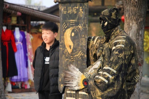 表演|小伙扮铜像街头表演人体悬浮术,有人抢着合影,有人急着揭秘