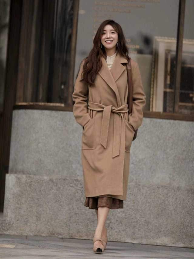 知性 秋冬大衣穿搭指南,搭配毛衣和牛仔裤,小个子女生也能穿出高级感