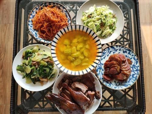 晒晒我家四口人的午餐,五菜一汤真丰盛,简单家常、营养味美