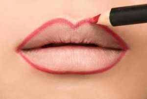 涂口红,还在傻傻抿嘴唇这4步缺一不可,不然别怪口红粘杯掉色