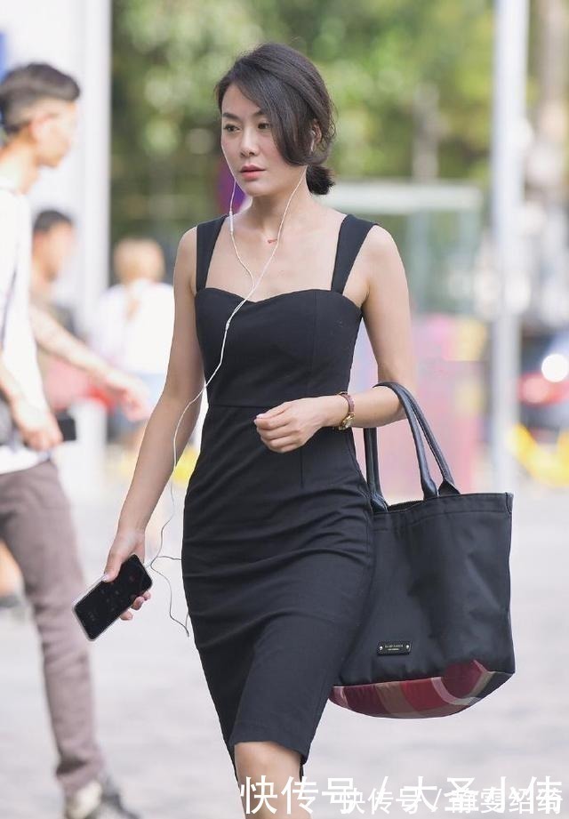 时尚|美女街拍吊带裙在身,刻画到位的女神形象文雅十足