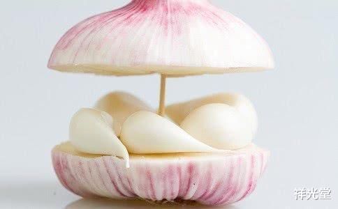 洗头|头没洗两天,指甲缝总能抠出“白泥”,原因简单,很多人容易忽视