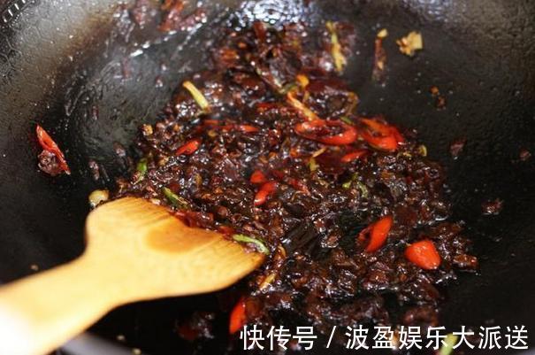 鱿鱼最下饭的麻辣做法,配菜丰富做法不难,鱿鱼弹牙有嚼劲