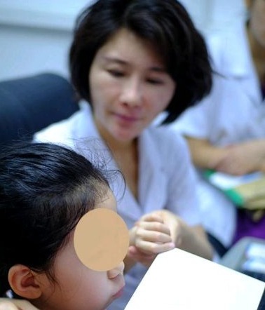 小女孩|医生让小女孩对着白纸吹气,没想到才吹几下就眼球发白失去意识