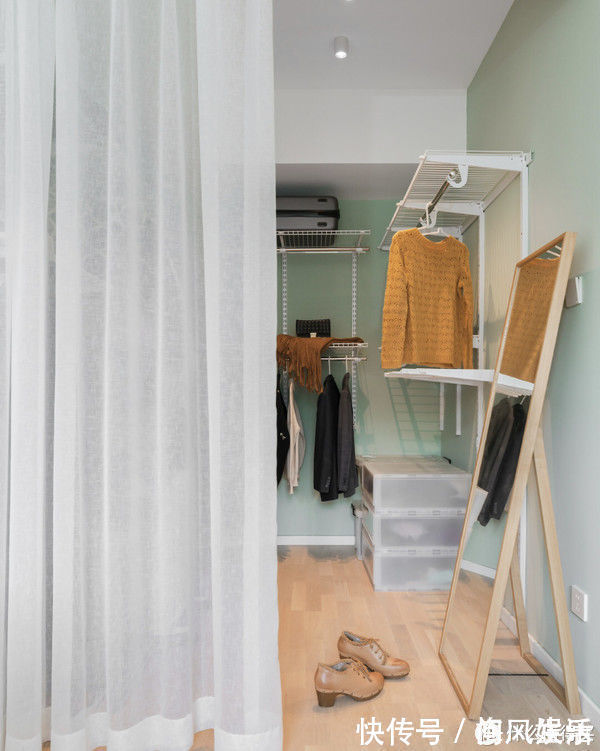 墙面|这对夫妻很有远见,买下120平复式小楼,客厅开阔还有双储物间