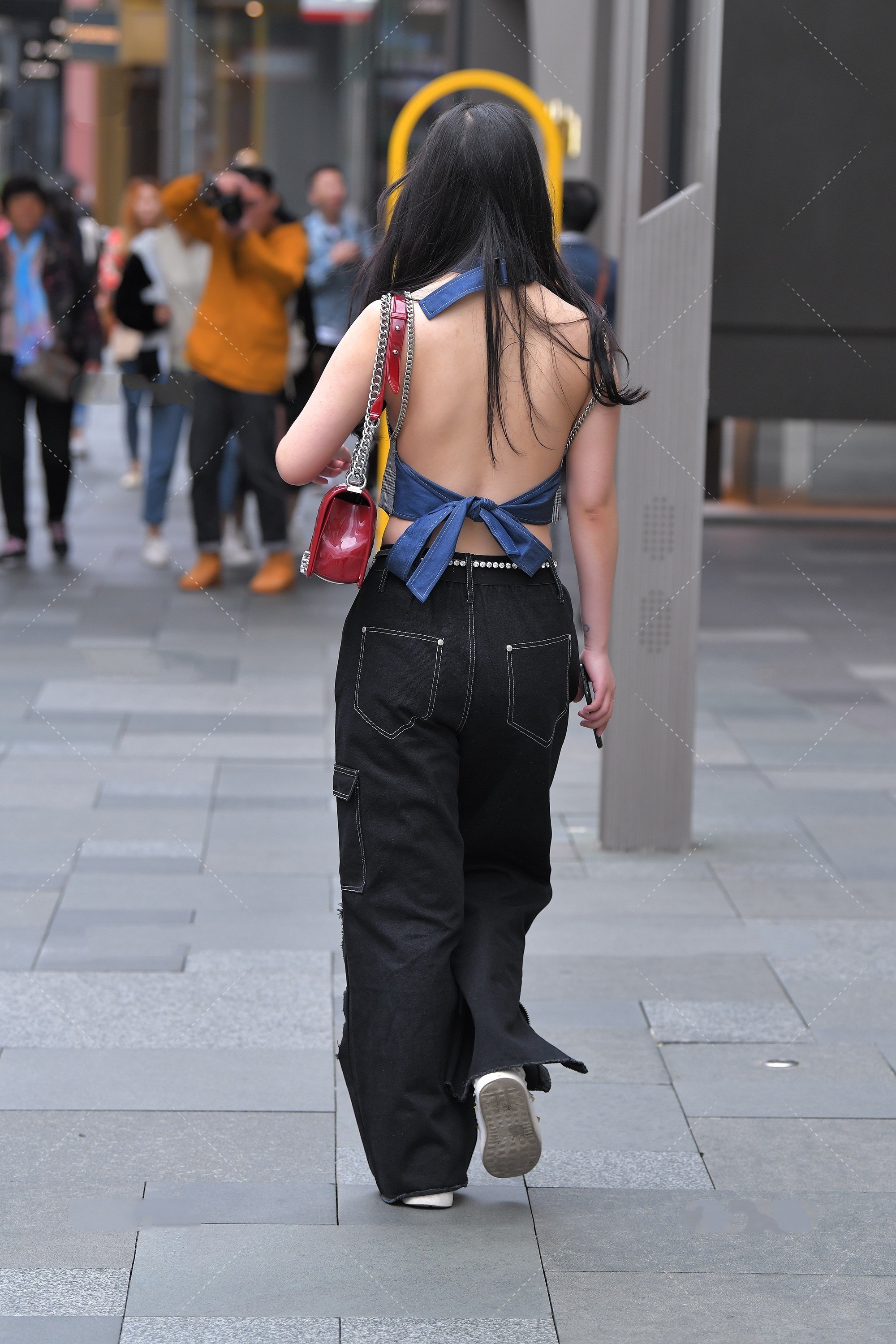 搭配|灰色条纹图案无袖上衣, 搭配黑色阔腿长裤子, 时尚感穿搭