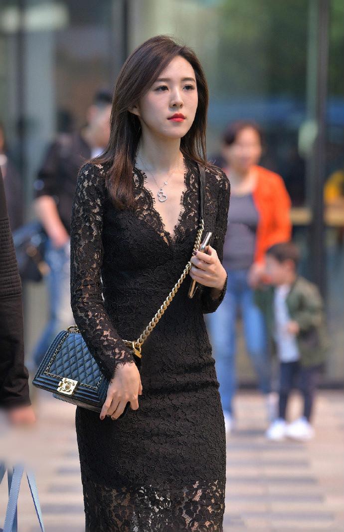 小姐姐|街拍提升优雅感的蕾丝短裙,你穿上也能美的出众