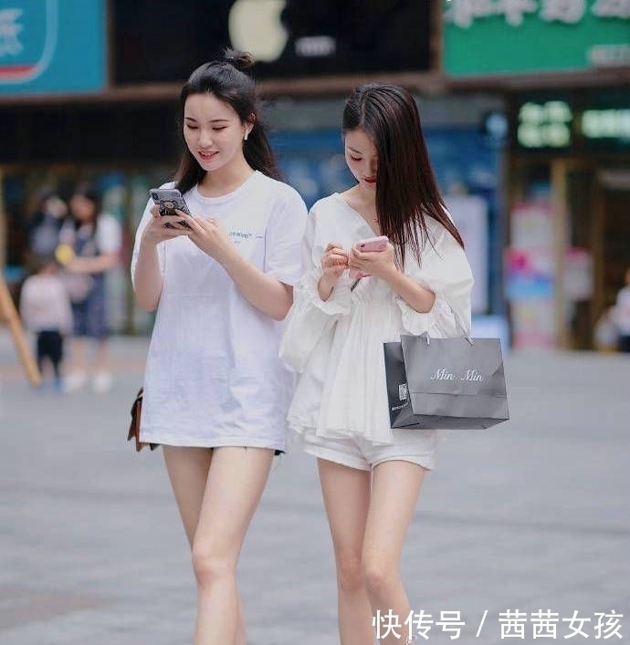 搭配|小姐姐修身版波点连衣裙,给人的感觉,却是很复古很港风