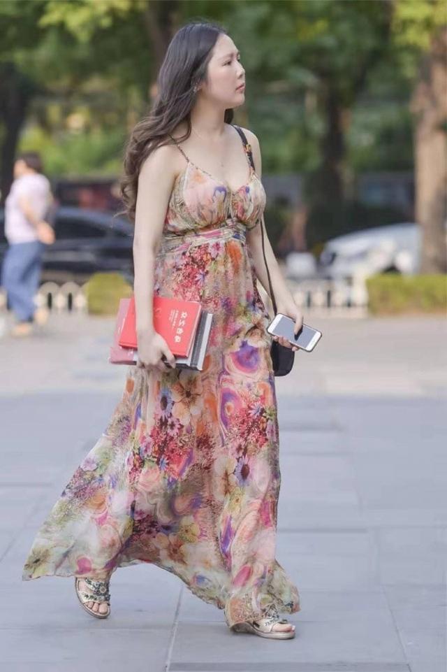 街拍|街拍：大红裙子采用V领设计，看起来更显瘦