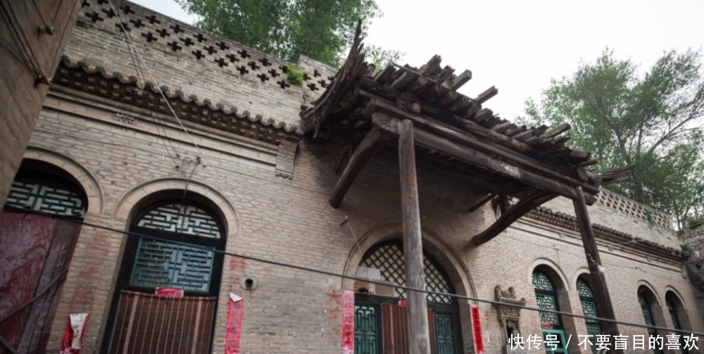 大爷|7旬老人给自己做拐杖,用的木料很稀奇,木头上竟然有“龙鳞”