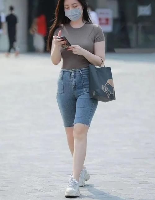 运动鞋 短裤失宠,今秋火了一款“五分裤”,点燃了年轻女孩的热情