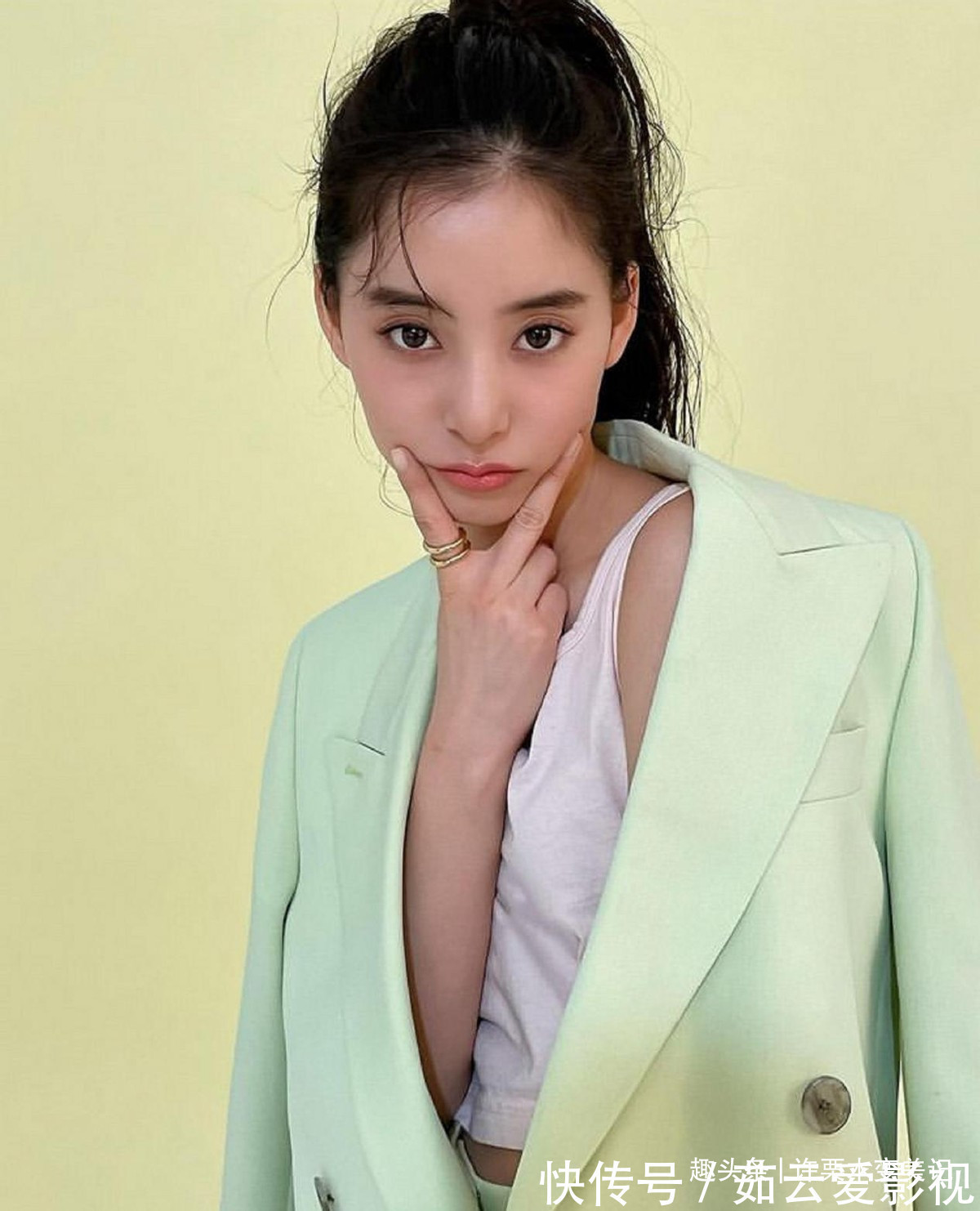 颜色|建议皮肤黄的女性,少穿黑白灰!多穿这5种“颜色”,非常显气质