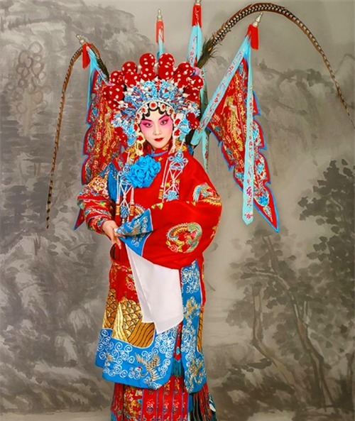 两军交战时,战士盔甲厚重为何还要背一支护背旗?专家:不背会死