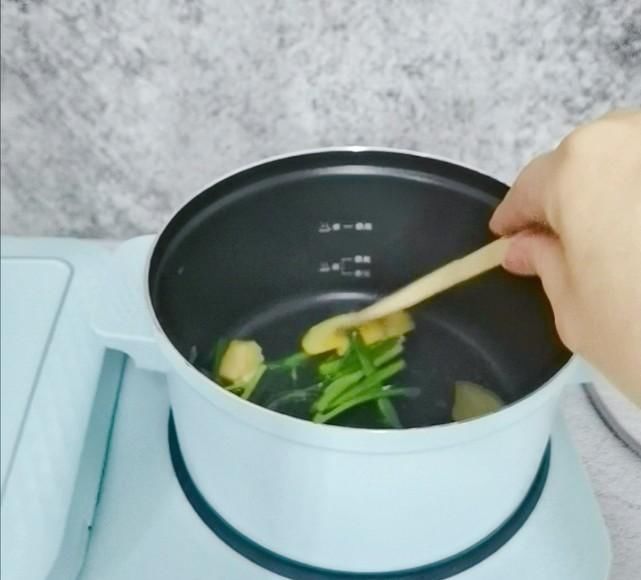 麻辣烫里加了牛奶才更香浓,今天教大家牛奶麻辣烫,全家人都爱吃