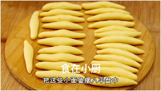 立秋多吃玉米面，往开水锅里一倒，瞬间变美食，比馒头简单还好吃