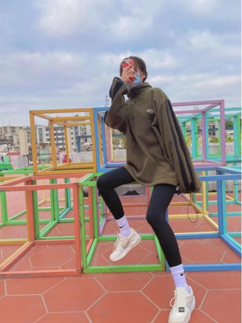 鲨鱼裤＋老爹鞋，今年秋冬超火的穿法，明星都很上头