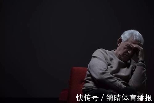 父母|“新型啃老”方式在年轻人中蔓延,多数父母未发觉,还夸儿女孝顺