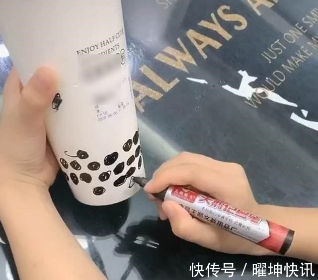 小哥哥|妹妹想喝哥哥的珍珠奶茶,哥哥用笔给妹妹“画”了一杯,妈妈笑翻