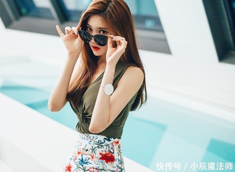 紧身|美女穿搭:小姐姐爱穿紧身裙,曼妙曲线,轻松提升女人优雅韵味!