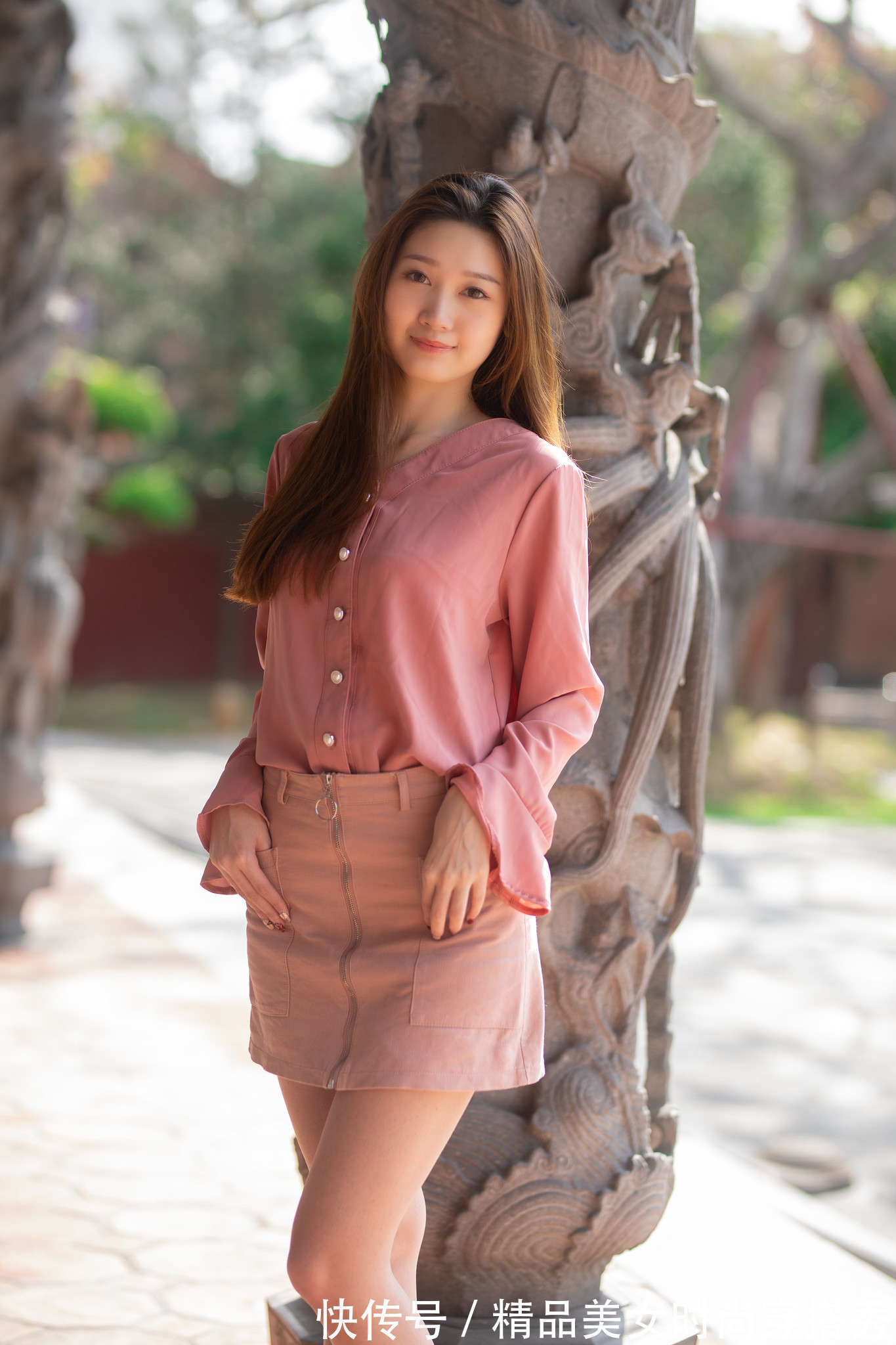 亮出门 粉色的雪纺衬衫甜美减龄,简约时尚的版型衬托女性柔美的气质