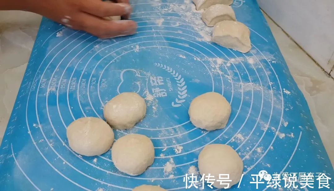 早餐别吃包子油条了,教你一个新吃法,做出好吃的煎豆包,太香了