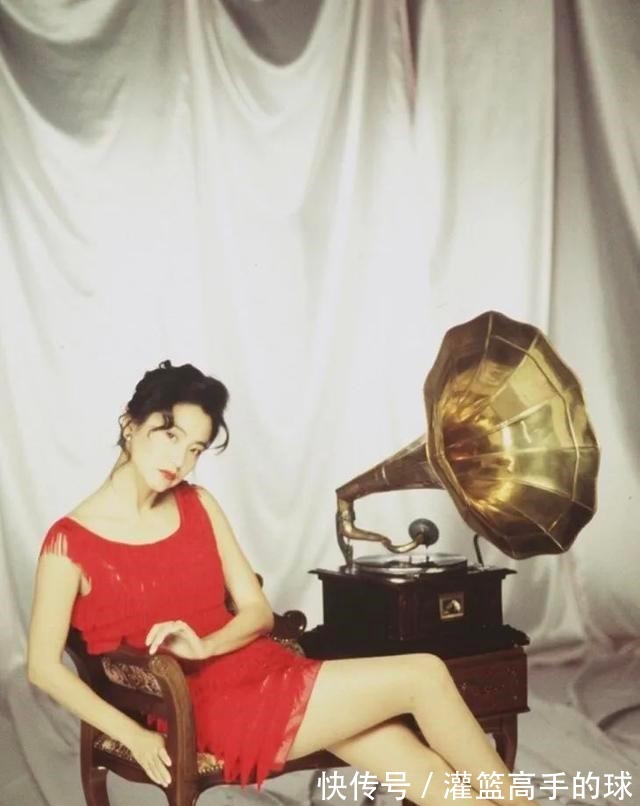 红色|完形填空从90年代火到21世纪的是____的长裙和____的头发!