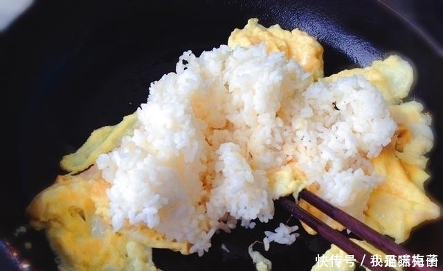 鸡蛋炒饭是先炒鸡蛋还是炒饭,教你正确的方法,米粒清,太香了