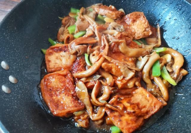  锅中|1把平菇，1块豆腐，简单的家常菜，味道营养不输大鱼大肉