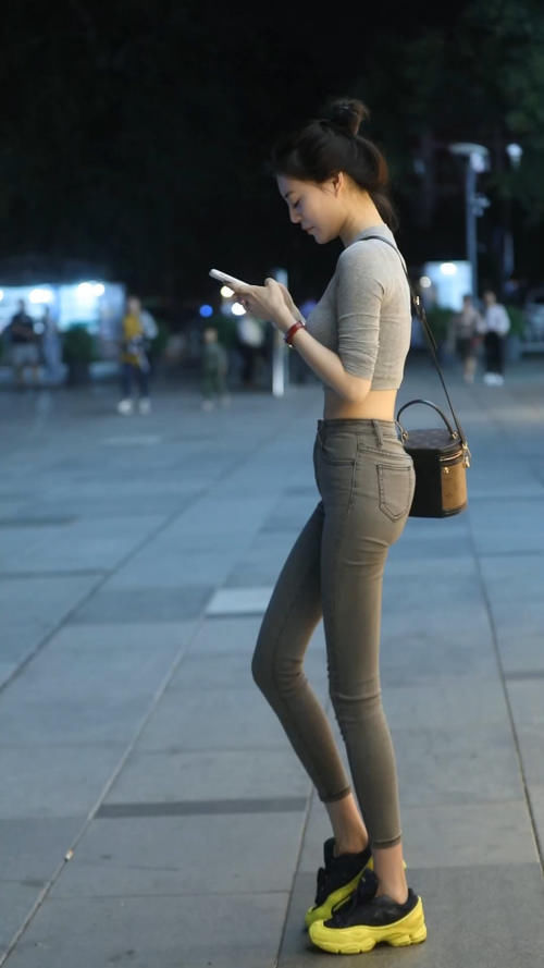 气质|街拍气质型的小姐姐,简约高腰上衣搭配休闲鞋,穿出满满运动风