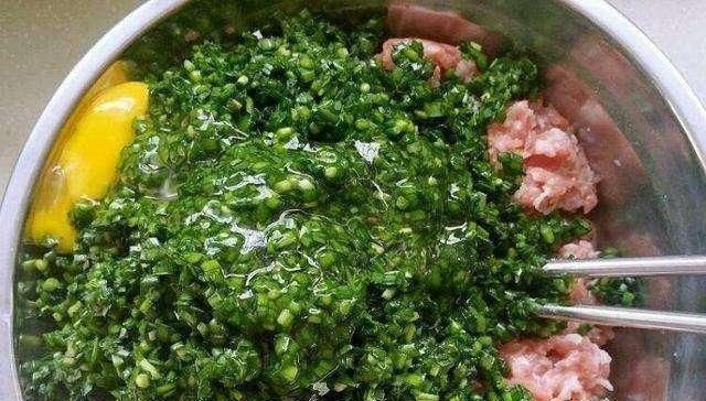 好吃|做饺子馅,韭菜别直接拌,用“它”搅一搅,韭菜脆嫩好吃,不出水