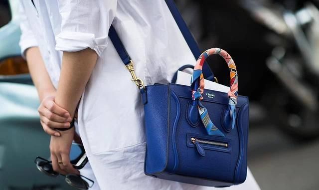 今年丝巾怎么搭配呢这四种个性又时髦的穿法,给你的穿搭加分