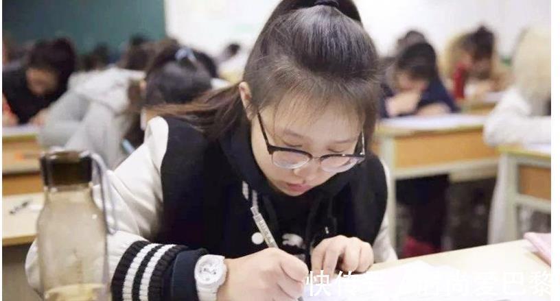 字迹&高考时，18岁姑娘出现神仙卷面，字迹娟秀工整，有书法家潜质