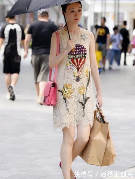 蕾丝 白色休闲上衣搭配黑色长裤，温婉柔顺，淑丽姣好！