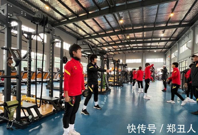 水庆霞|罪魁祸首!女足31岁铁血队长又落泪,贾秀全毁她生涯,谢谢水庆霞
