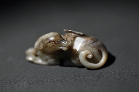 瑞兽@清代提油白玉瑞兽衔灵芝