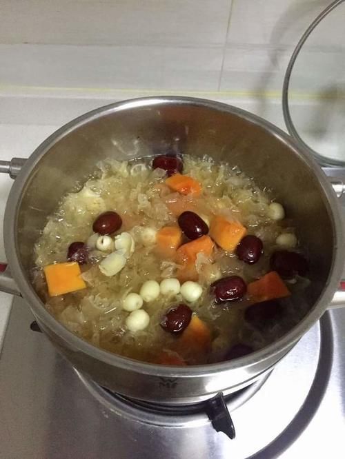 木瓜银耳莲子汤，美白养颜又滋补，是女性的福音