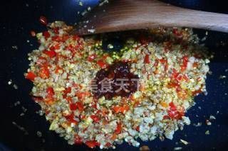 它的味道不亚于豇豆的芹菜肉末,是拌饭面条的好搭档