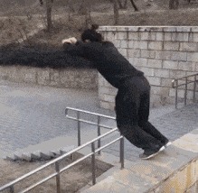 |搞笑GIF:千万别惹女司机,疯起来连自己车都砸!