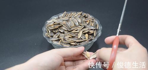 瓜子|剥瓜子有诀窍,不用手剥不用嘴嗑,一分钟就能剥一大碗,涨知识了