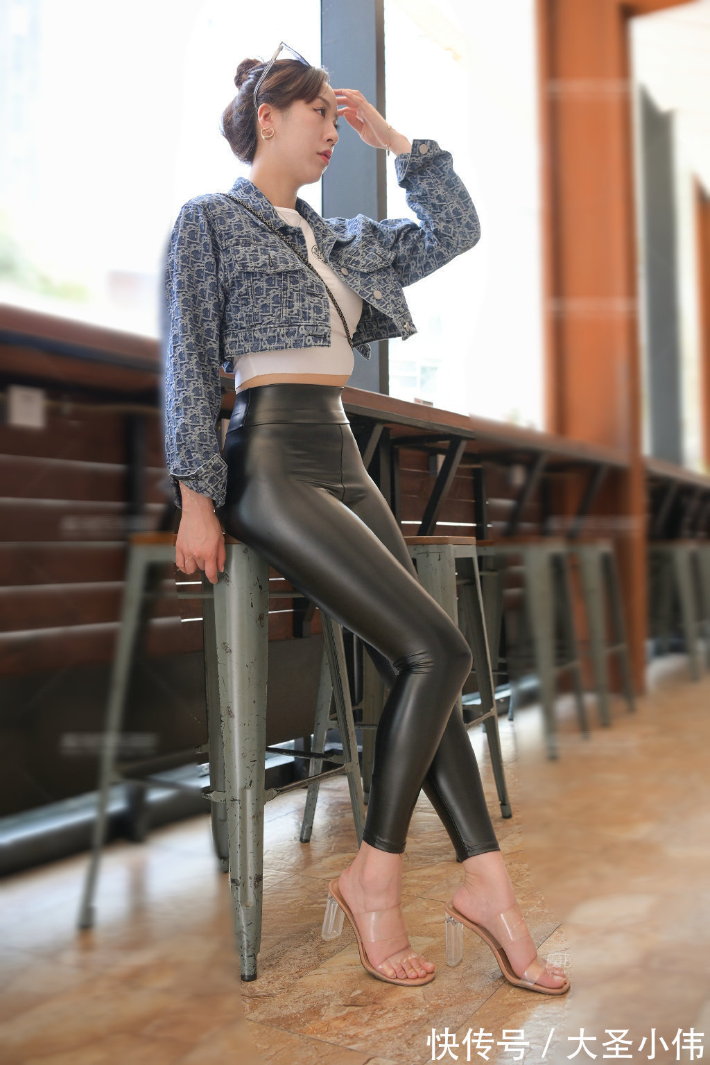 开衫|美女街拍:粉色的开衫内搭白色T恤加上牛仔热裤,墨镜看着时尚效果很足