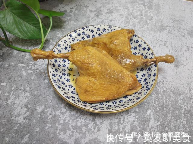 金黄|沙县小吃10元一只的鸭腿,在家9.9元卤一锅,色泽金黄诱人超好吃