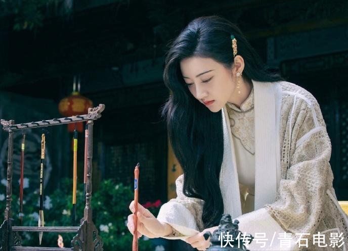 张曼玉|演艺圈的8位旗袍女神，个个妩媚惊艳，有人一部电影换了27套旗袍