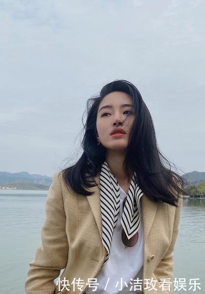 大气|王智颜值高,还非常会穿,低马尾配黑色连衣裙高贵大气,魅力十足