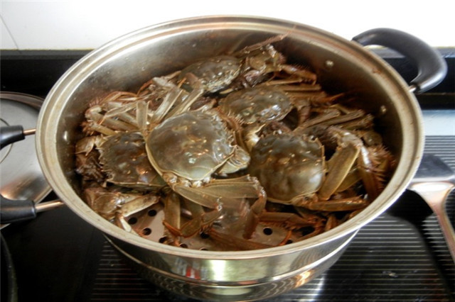 蒸螃蟹用冷水还是热水?做错这一步,难怪蒸出来,蟹黄都漏了